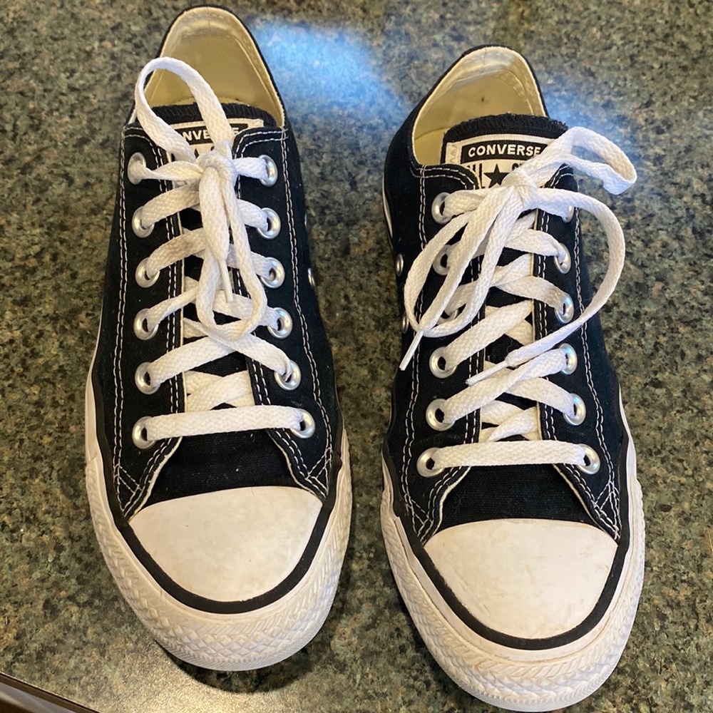 Converse sneakers Woman’s 7.5 Men’s 5.5 Black